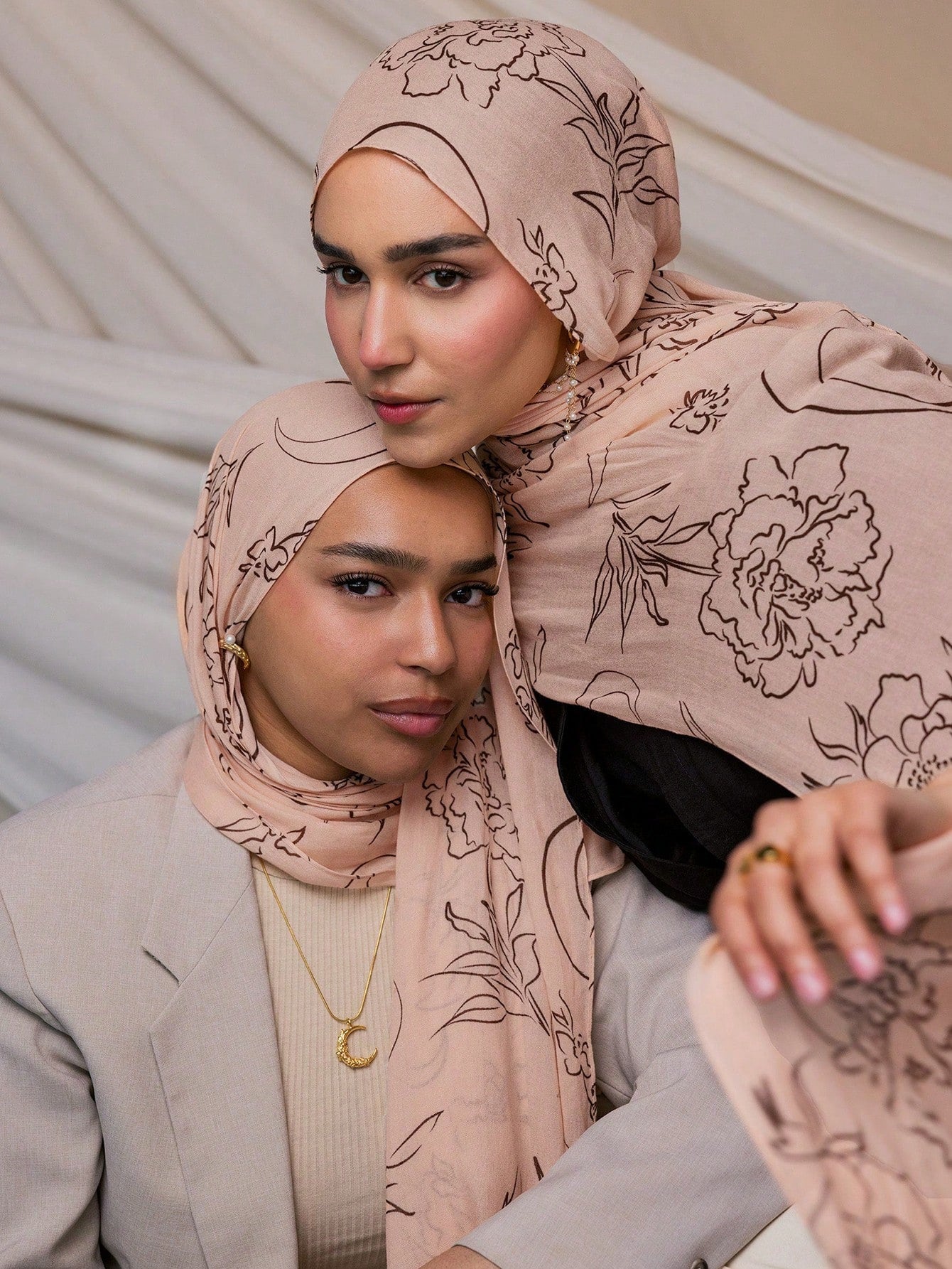MYM13 Bufanda/hijab con estampado de flores grandes en color rosa modal