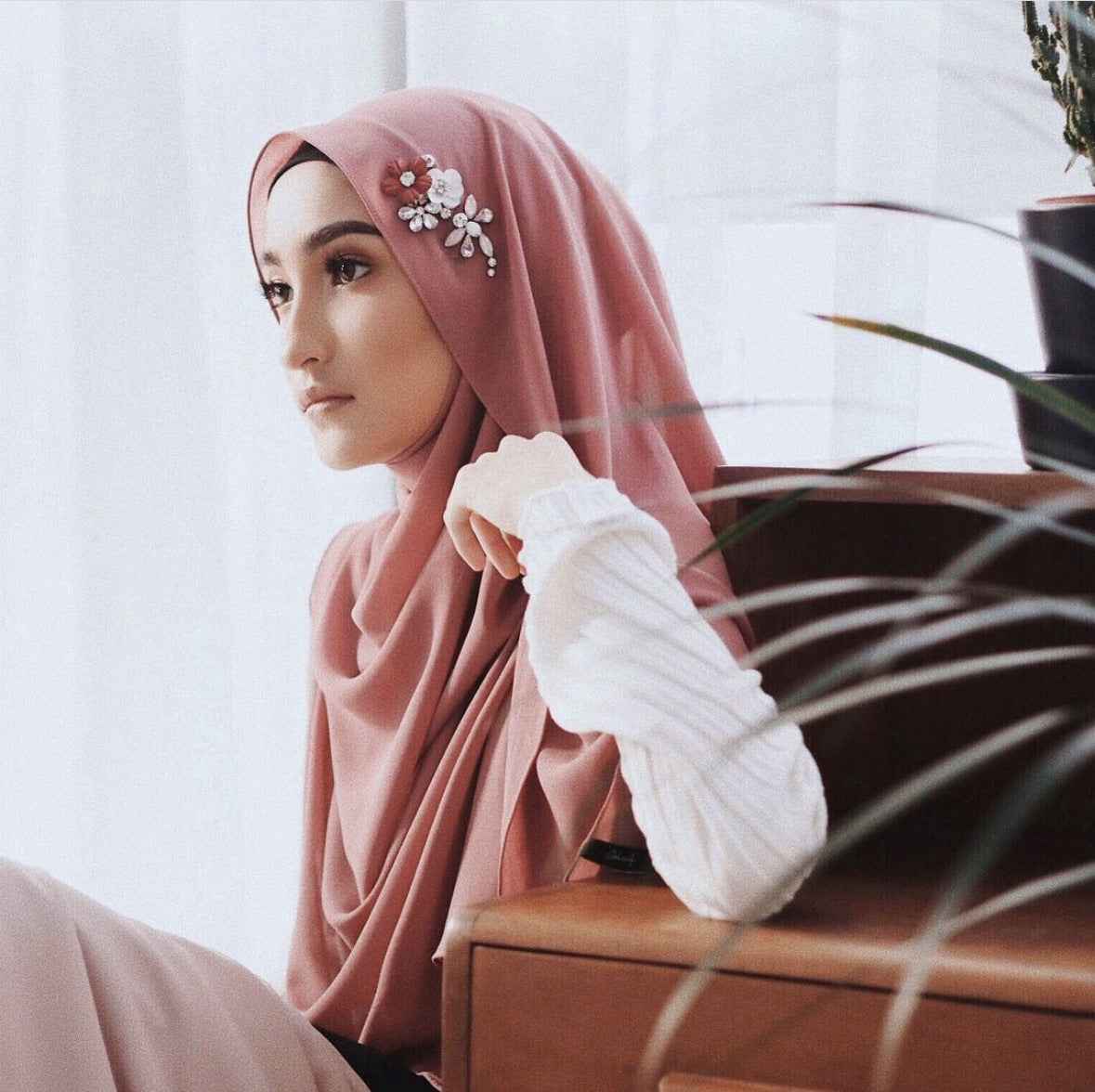 YZ147 Hand-Set Crystal Plain Pearl Chiffon Hijab