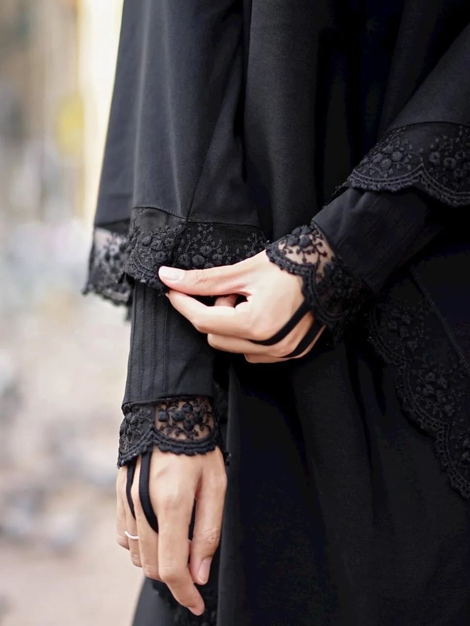 6693 abaya polos dengan renda