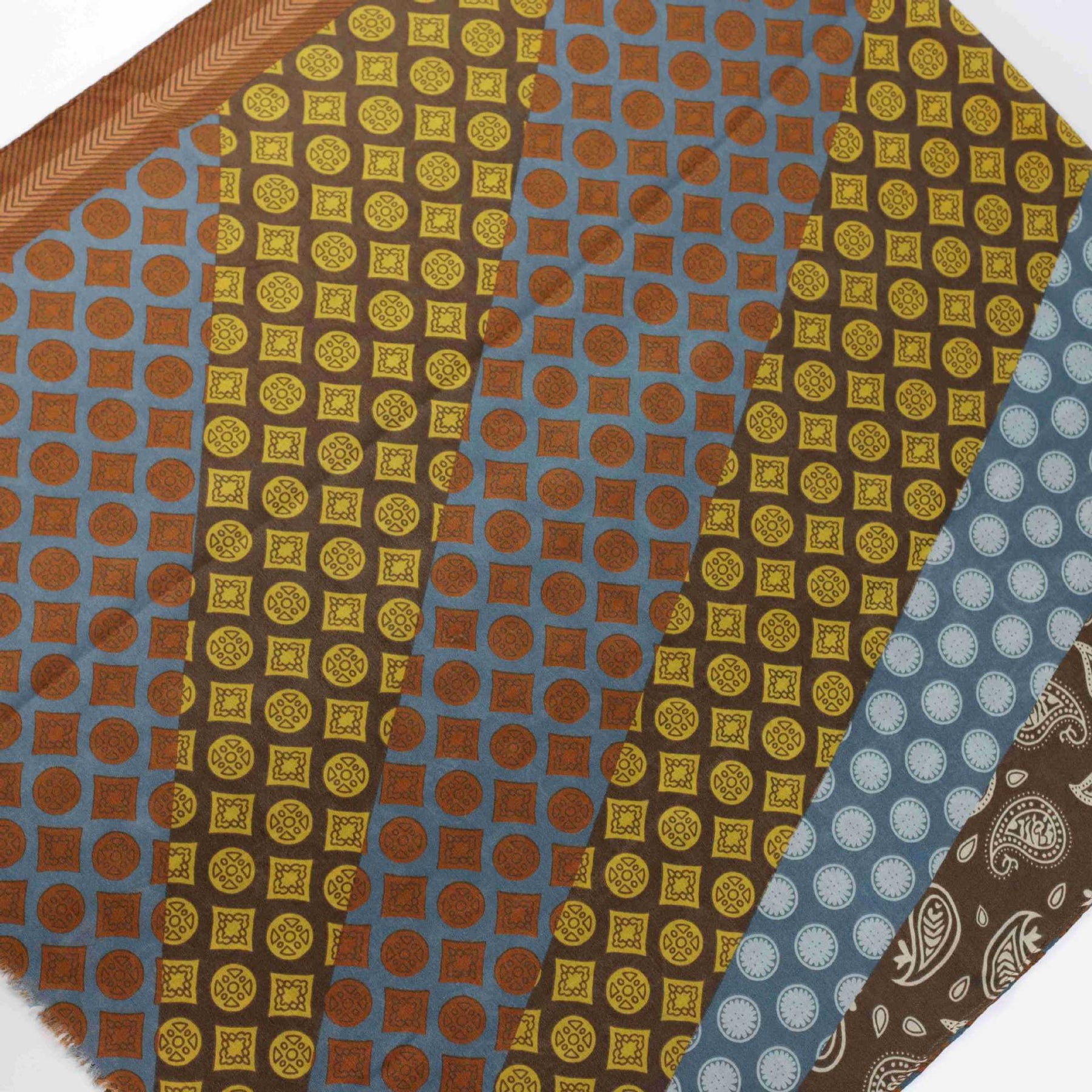 JY230810 Pañuelo estampado círculos y anacardos