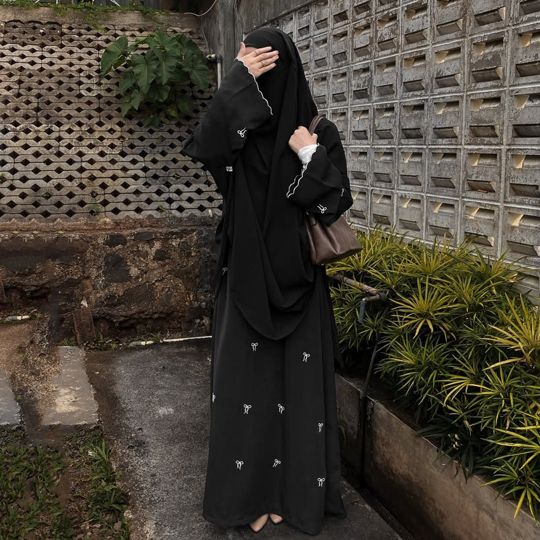 LR1000 Bow embroidered dress