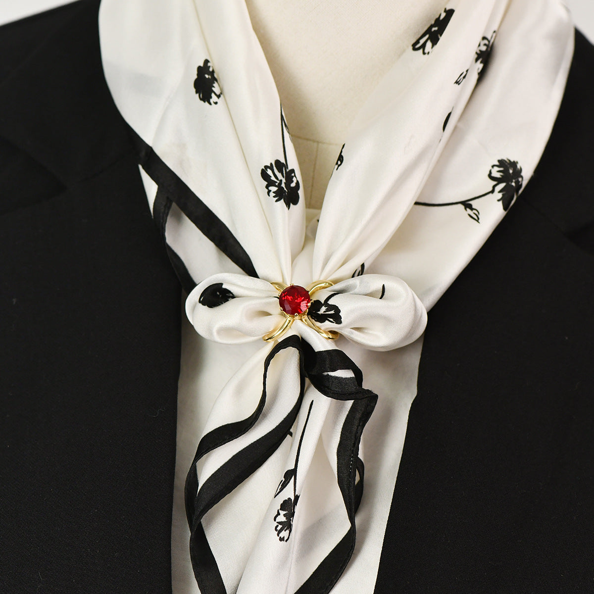 DD0009  Glass Crystal Bow Alloy Scarf Buckle
