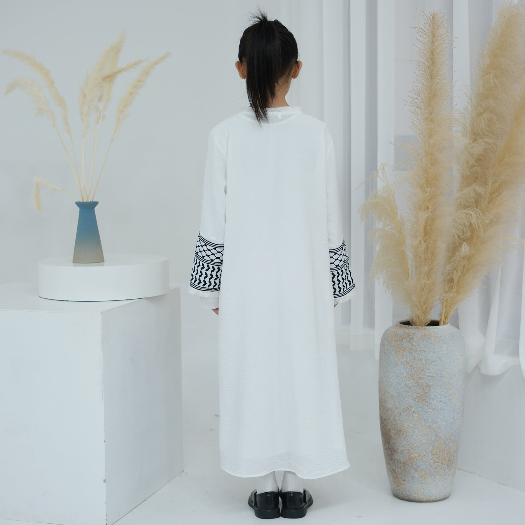 LR782 Abaya para niños con borlas bellamente bordadas BABY ABAYA abaya