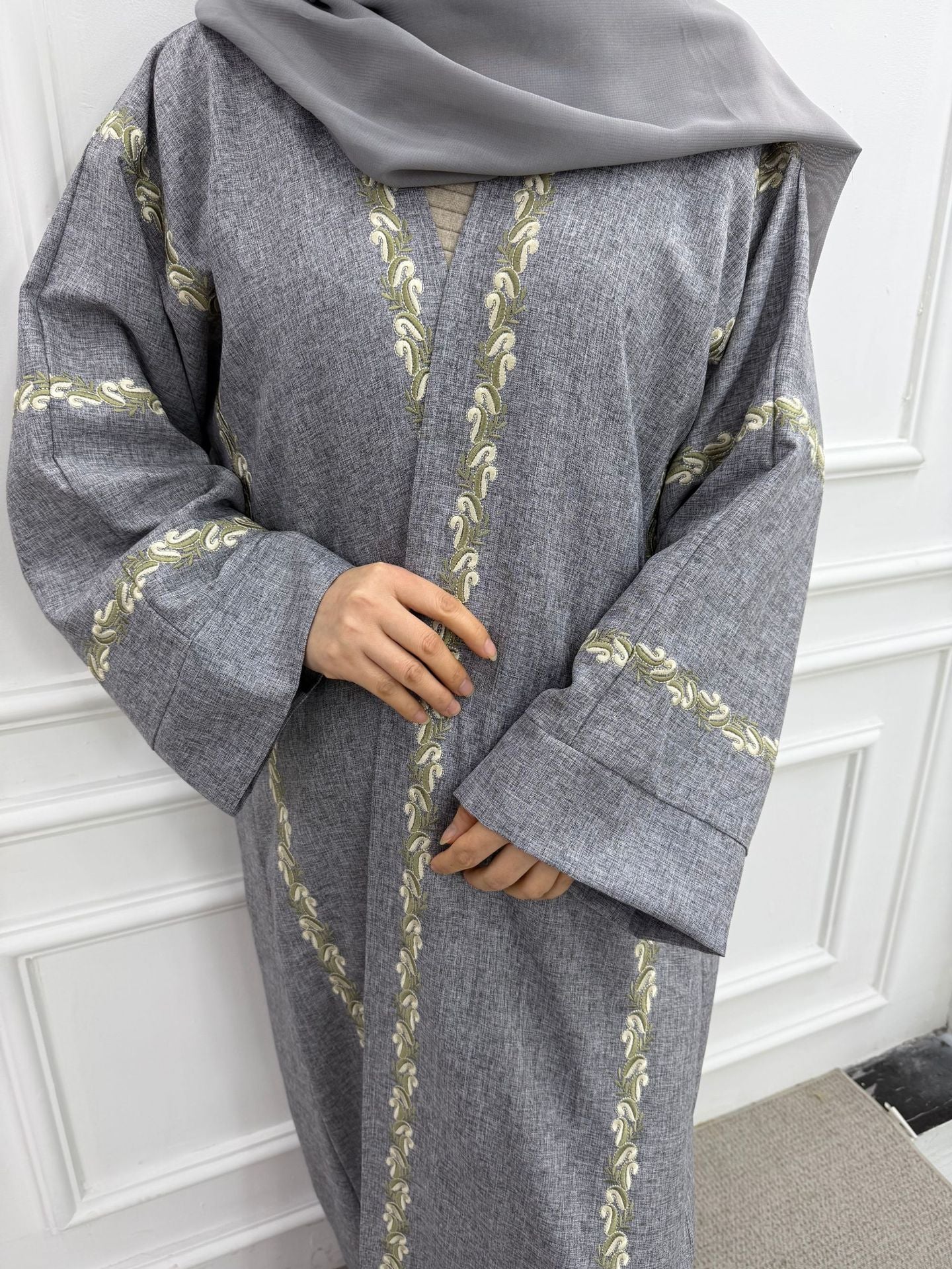 LR1153  Exquisite plus size embroidered cardigan