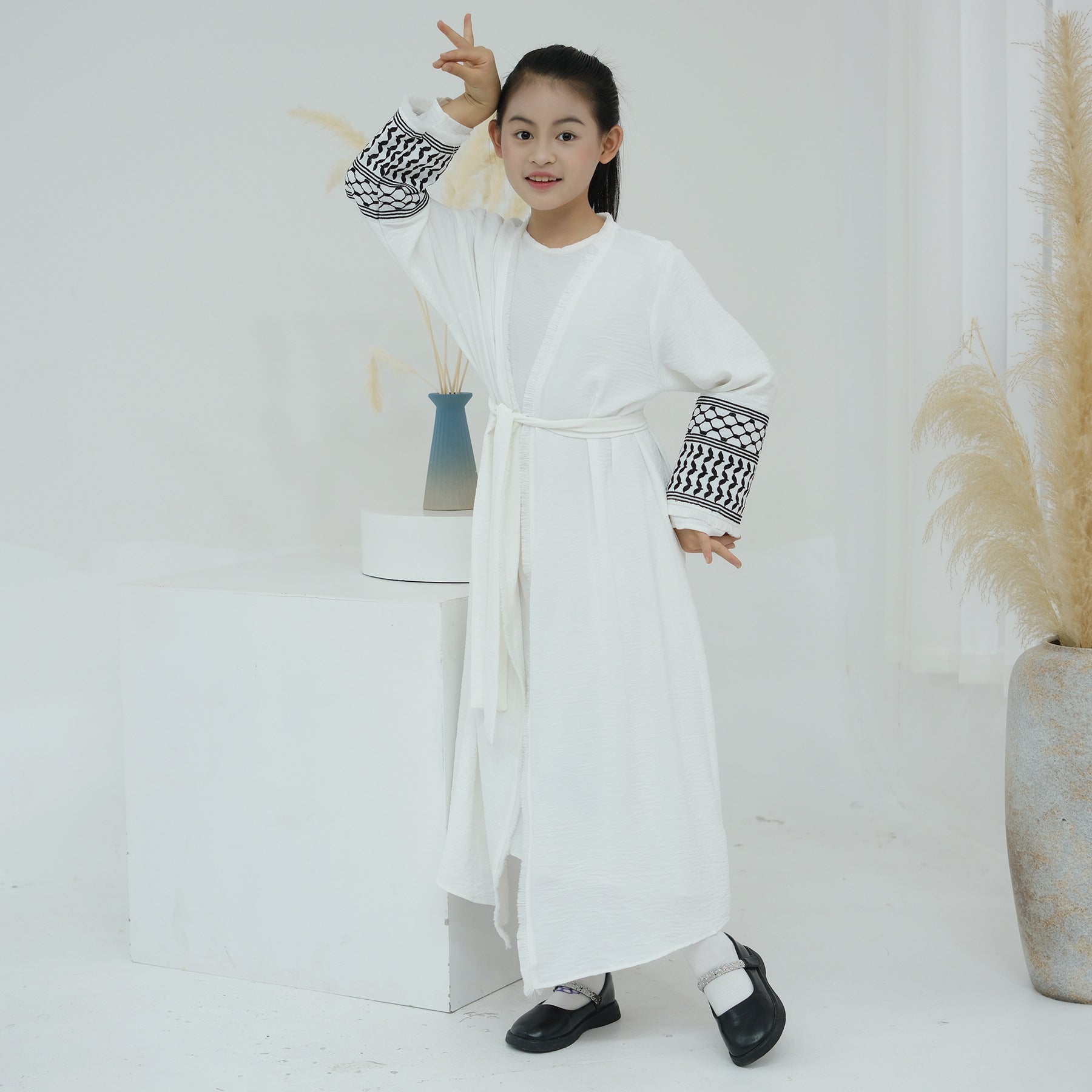 LR782 Abaya para niños con borlas bellamente bordadas BABY ABAYA abaya