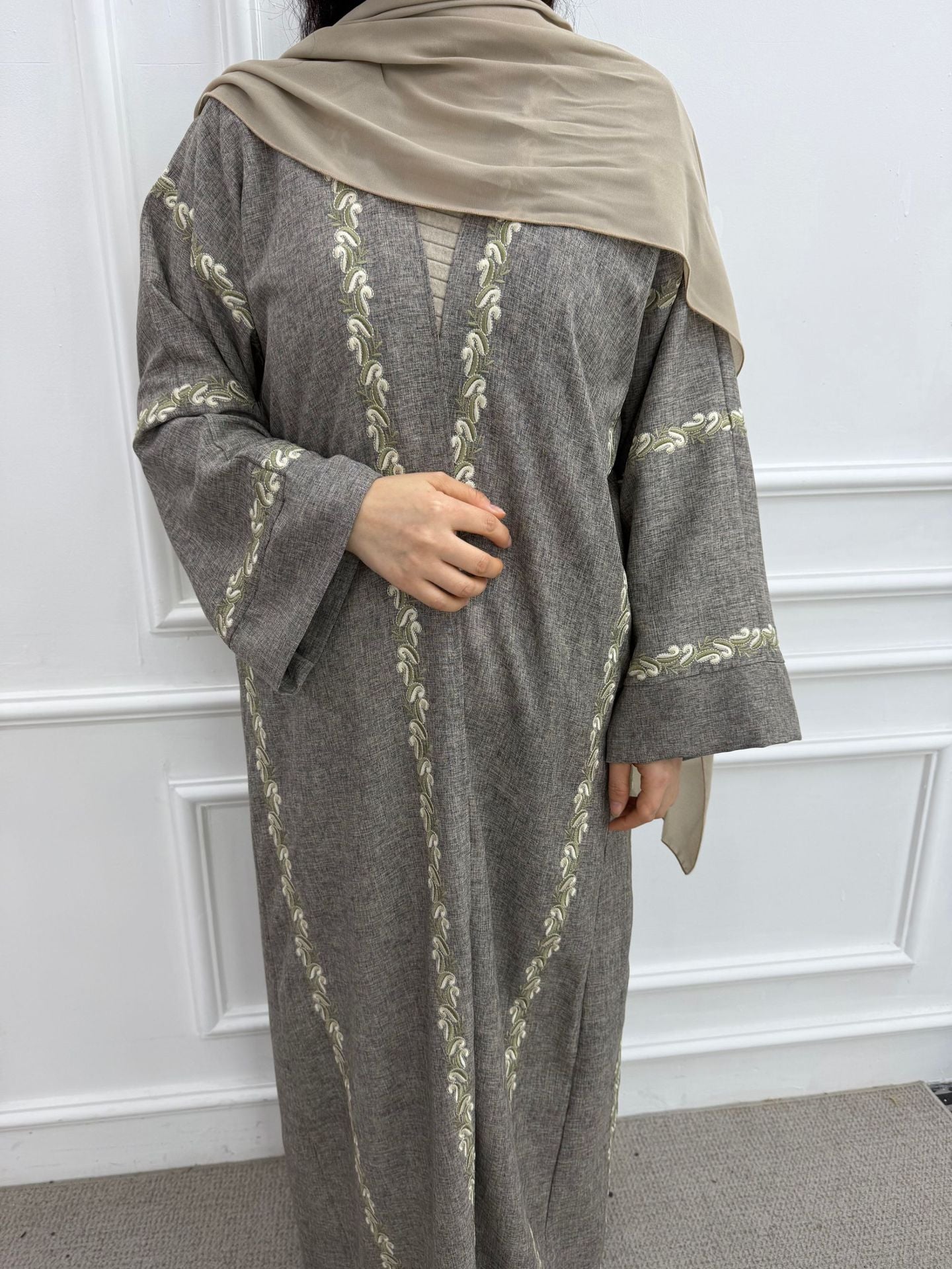 LR1153  Exquisite plus size embroidered cardigan