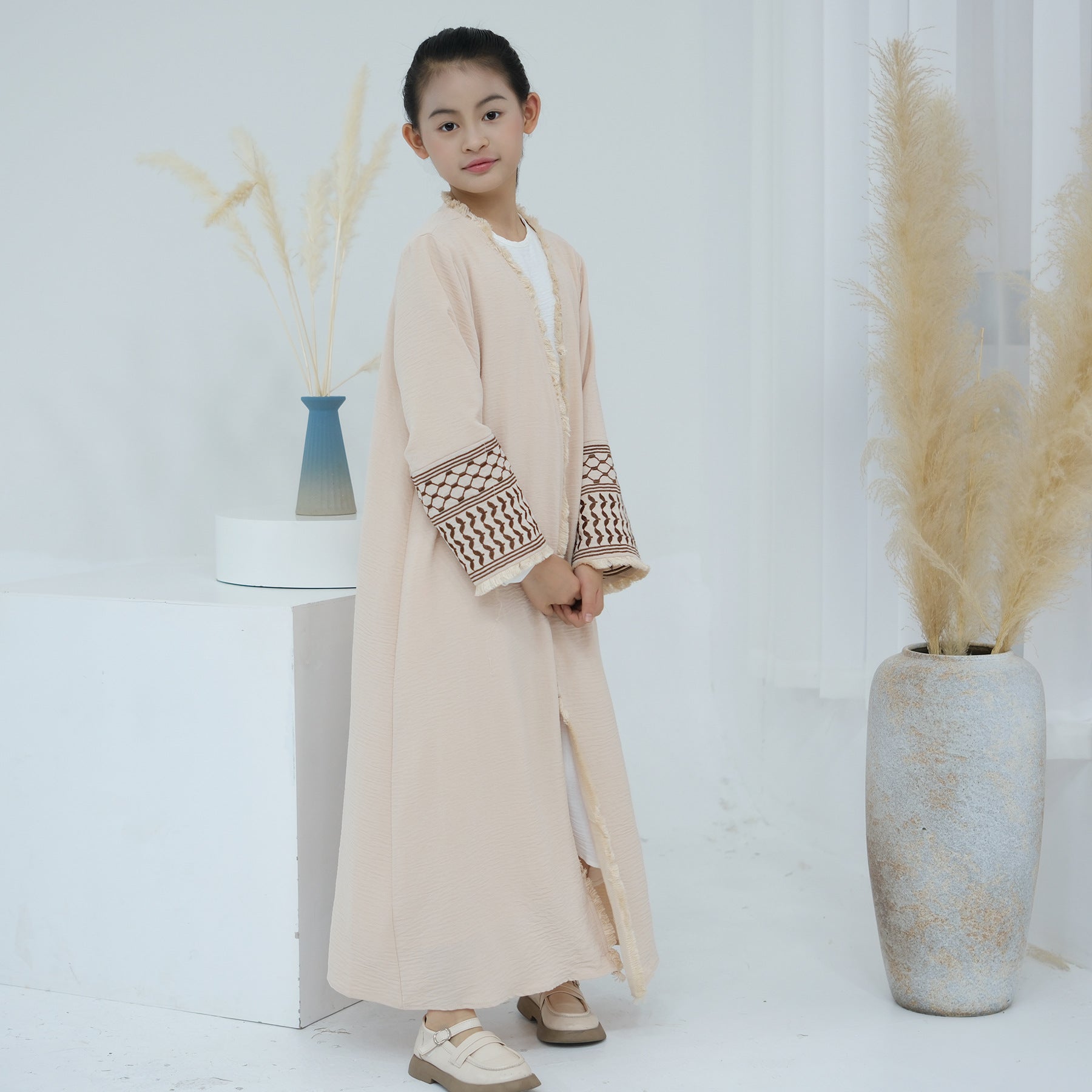 LR782 Abaya para niños con borlas bellamente bordadas BABY ABAYA abaya