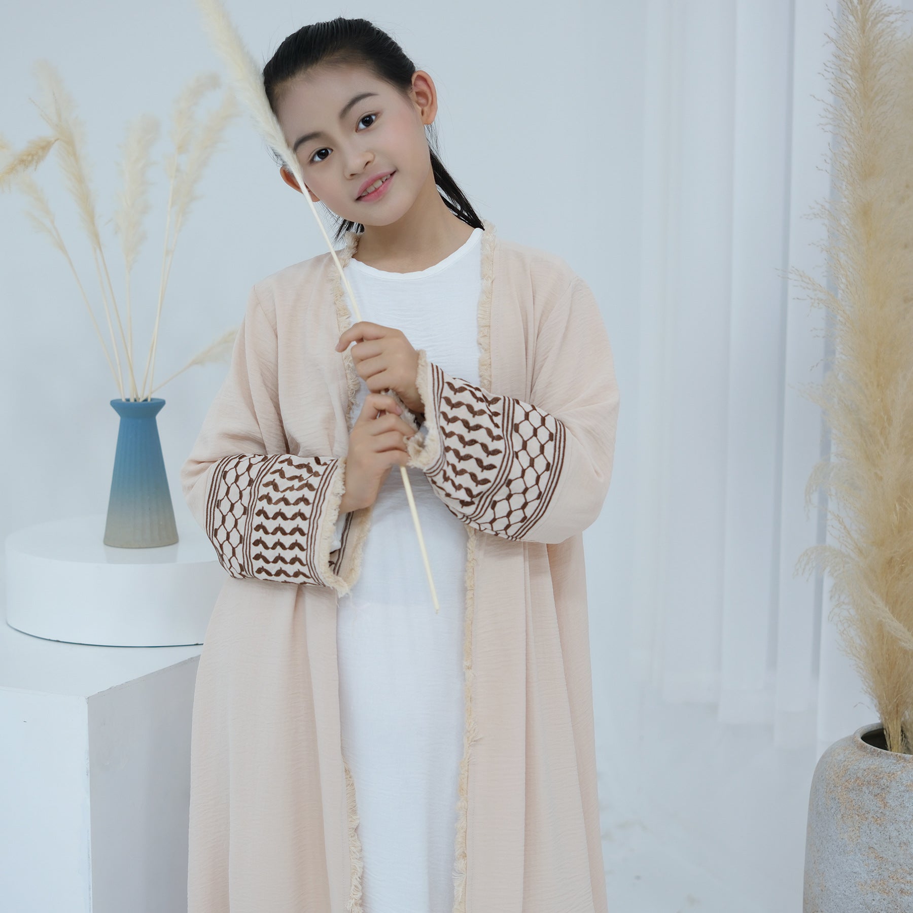 LR782 Abaya para niños con borlas bellamente bordadas BABY ABAYA abaya