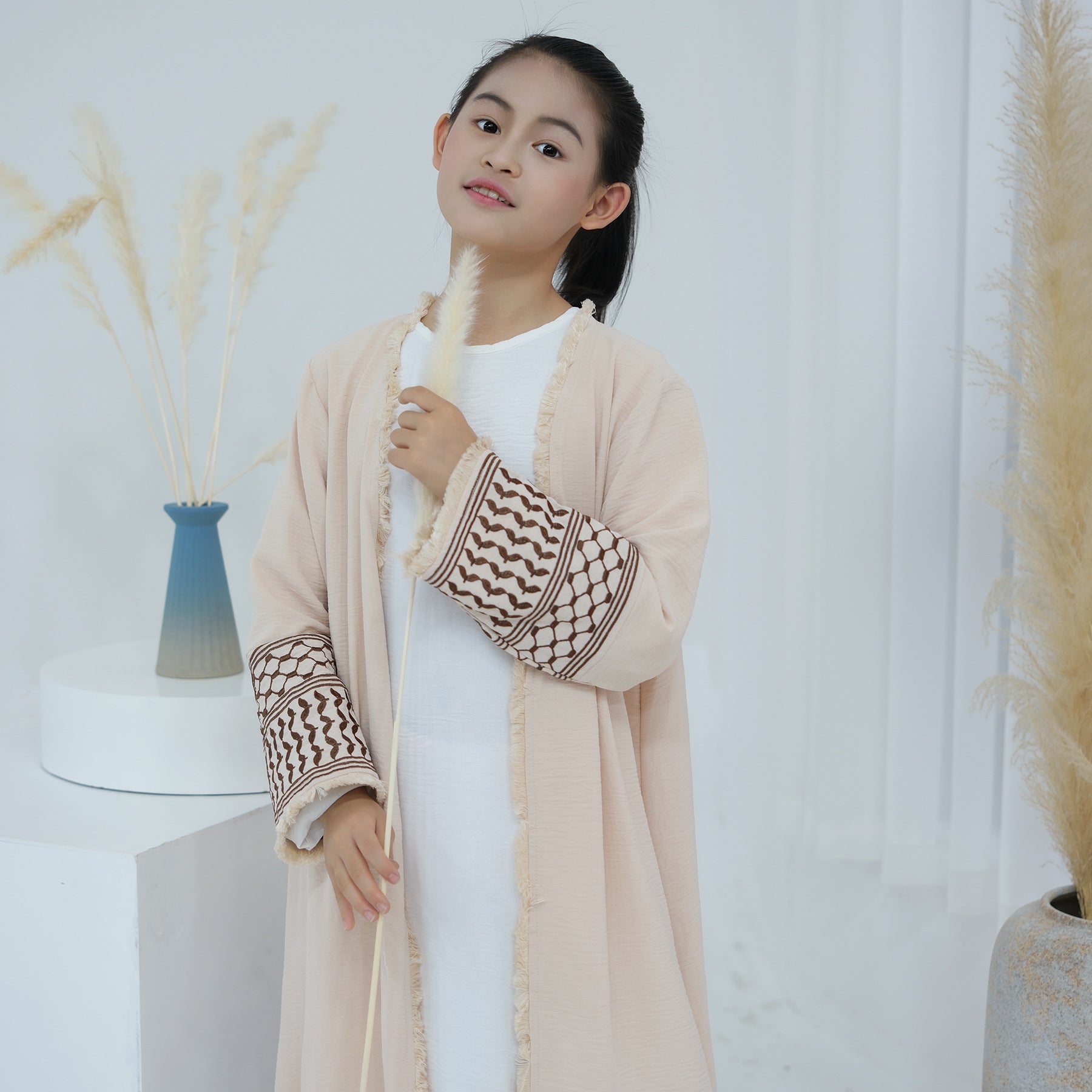 LR782 Abaya para niños con borlas bellamente bordadas BABY ABAYA abaya
