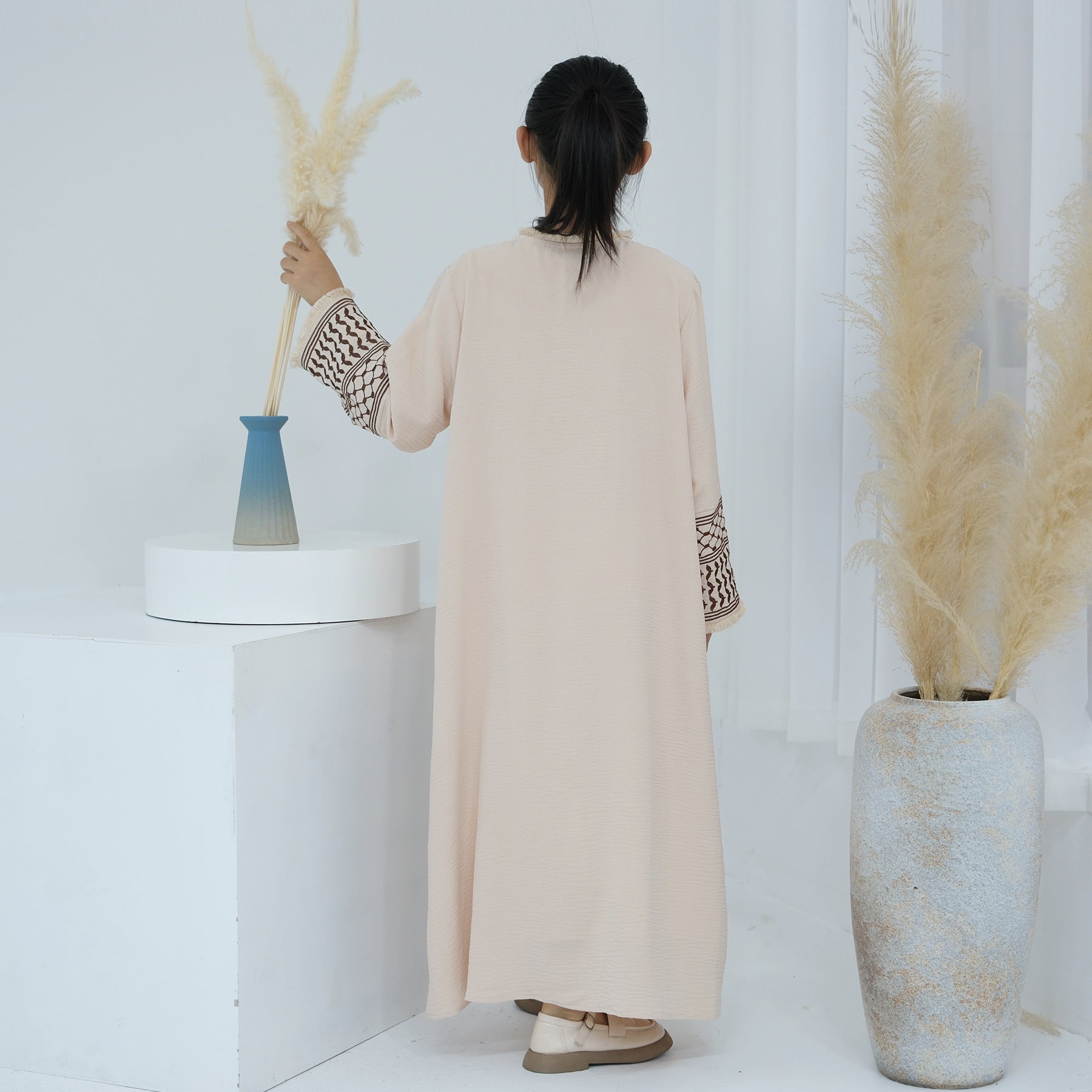 LR782 Abaya para niños con borlas bellamente bordadas BABY ABAYA abaya