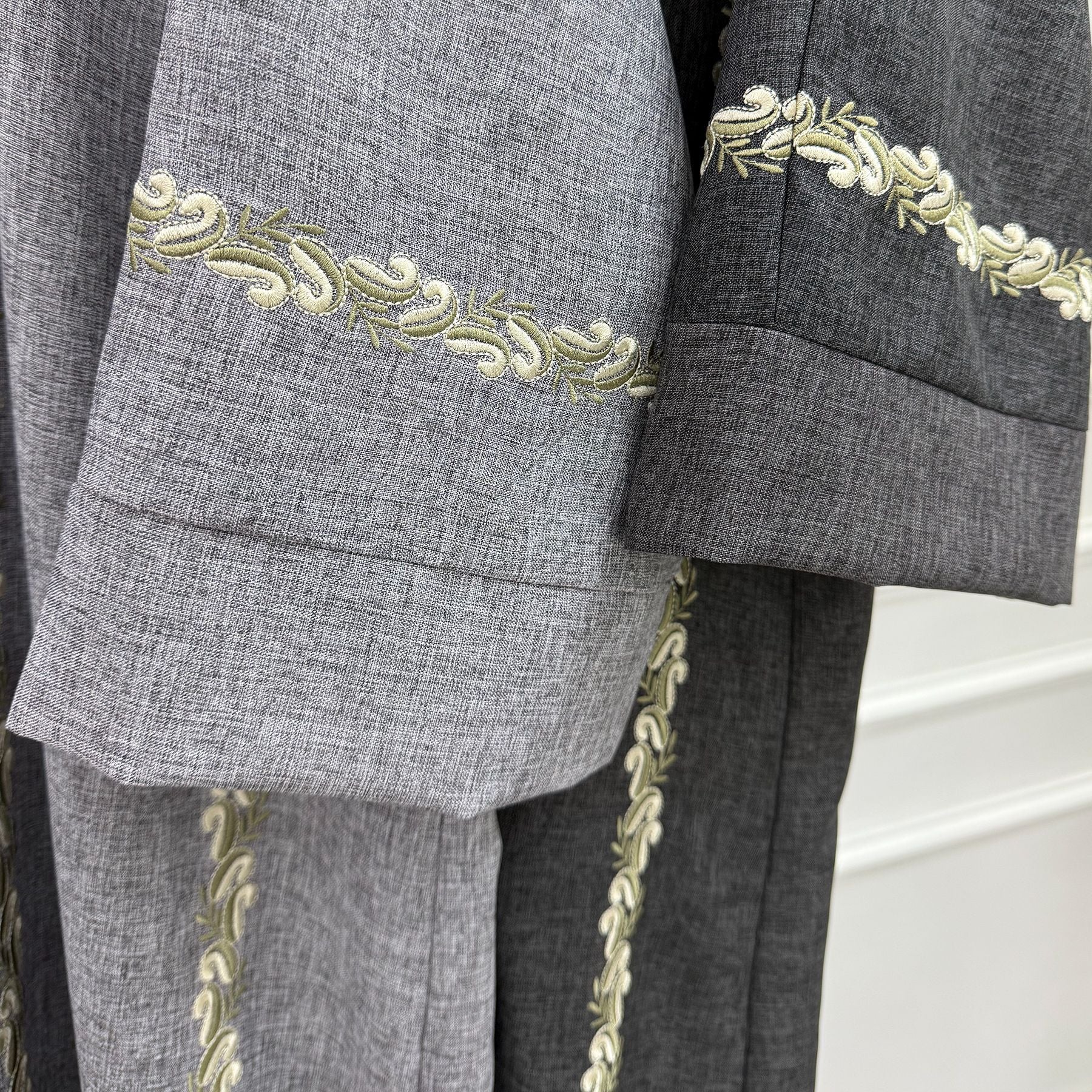 LR1153  Exquisite plus size embroidered cardigan