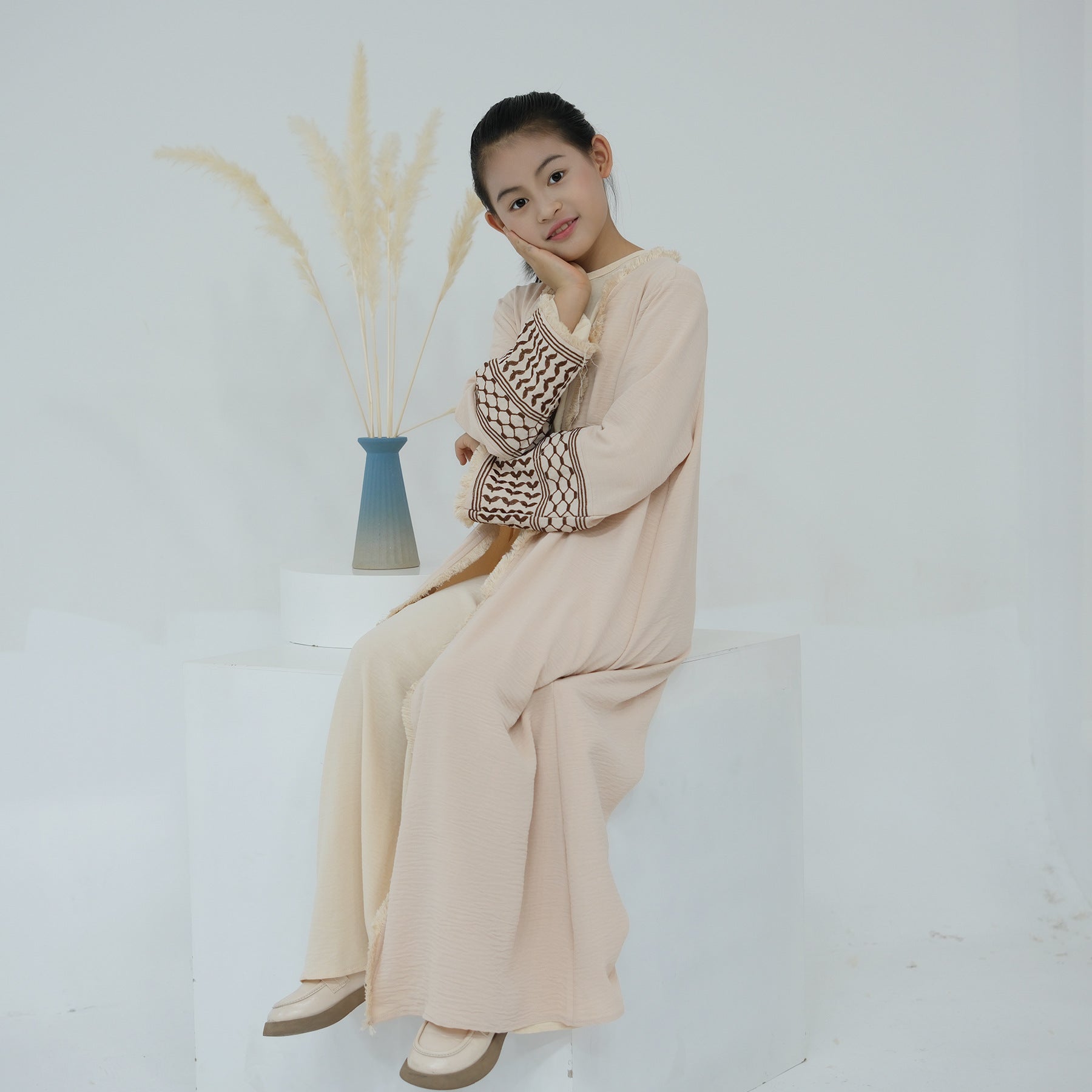 LR782 Abaya para niños con borlas bellamente bordadas BABY ABAYA abaya