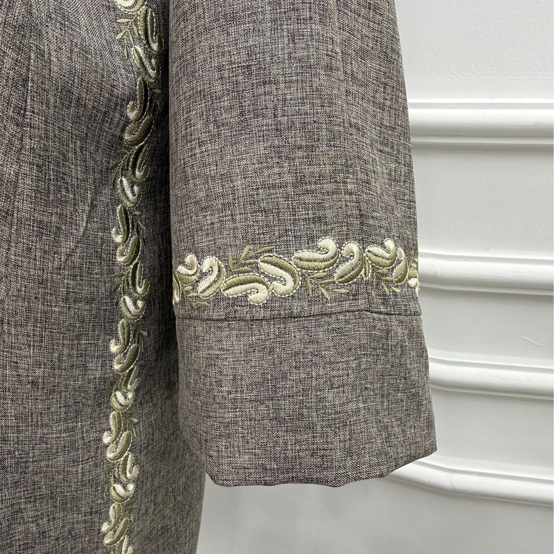 LR1153  Exquisite plus size embroidered cardigan