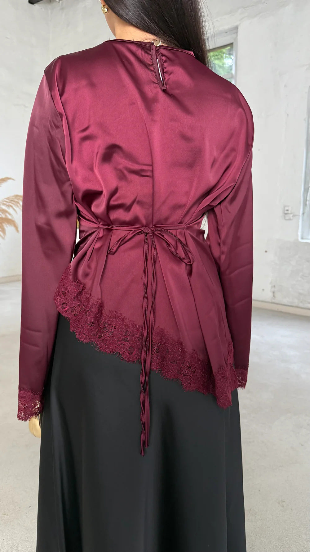 B3788  Round Neck Plain Long Sleeve Irregular Hem Lace Trim Base Layer Top