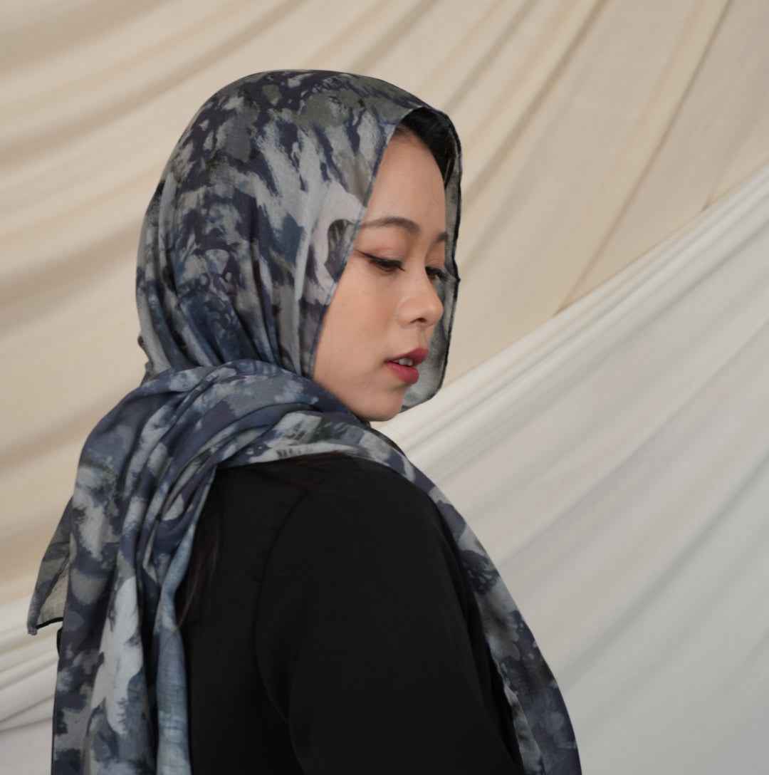 MD017  Modal Polyester Cotton Blend Floral Tie-Dye Single-Needle Hijab