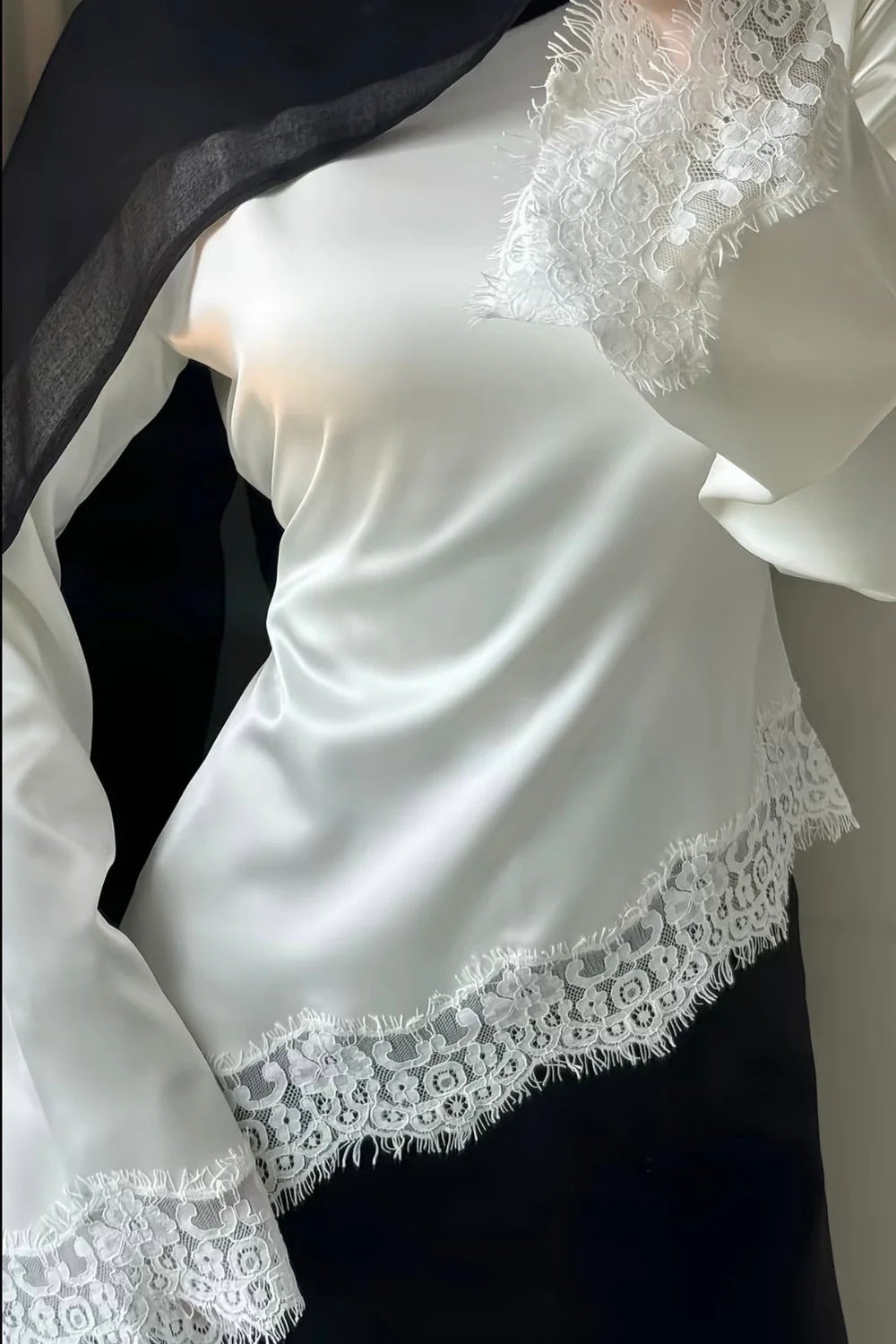 B3788  Round Neck Plain Long Sleeve Irregular Hem Lace Trim Base Layer Top