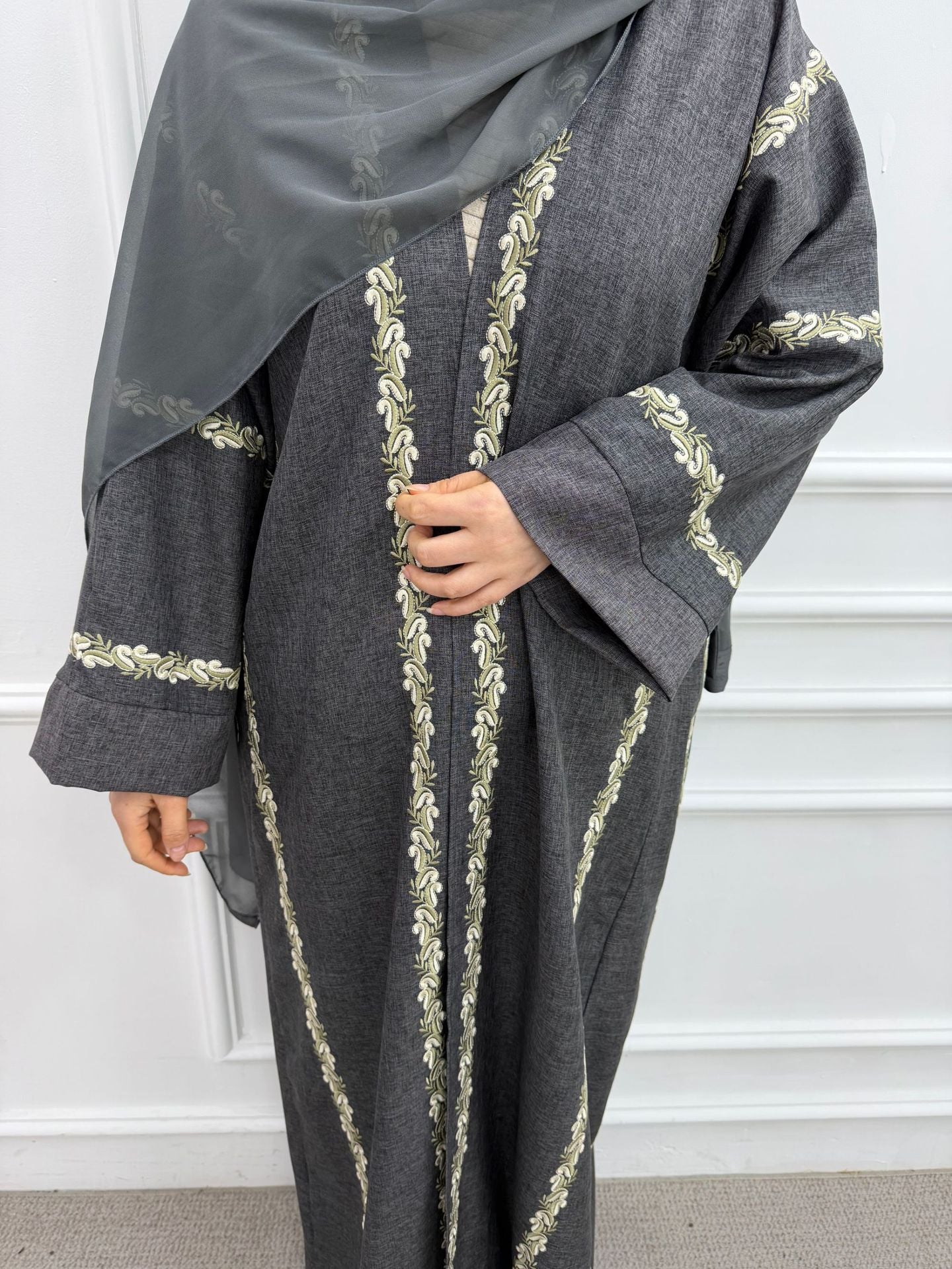 LR1153  Exquisite plus size embroidered cardigan