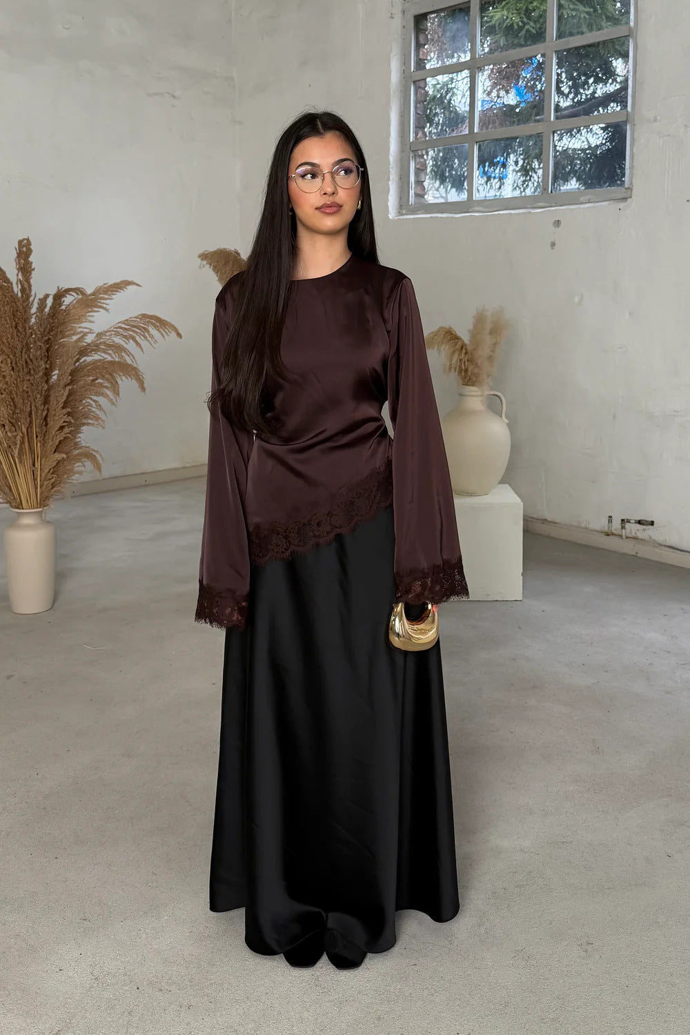 B3788  Round Neck Plain Long Sleeve Irregular Hem Lace Trim Base Layer Top