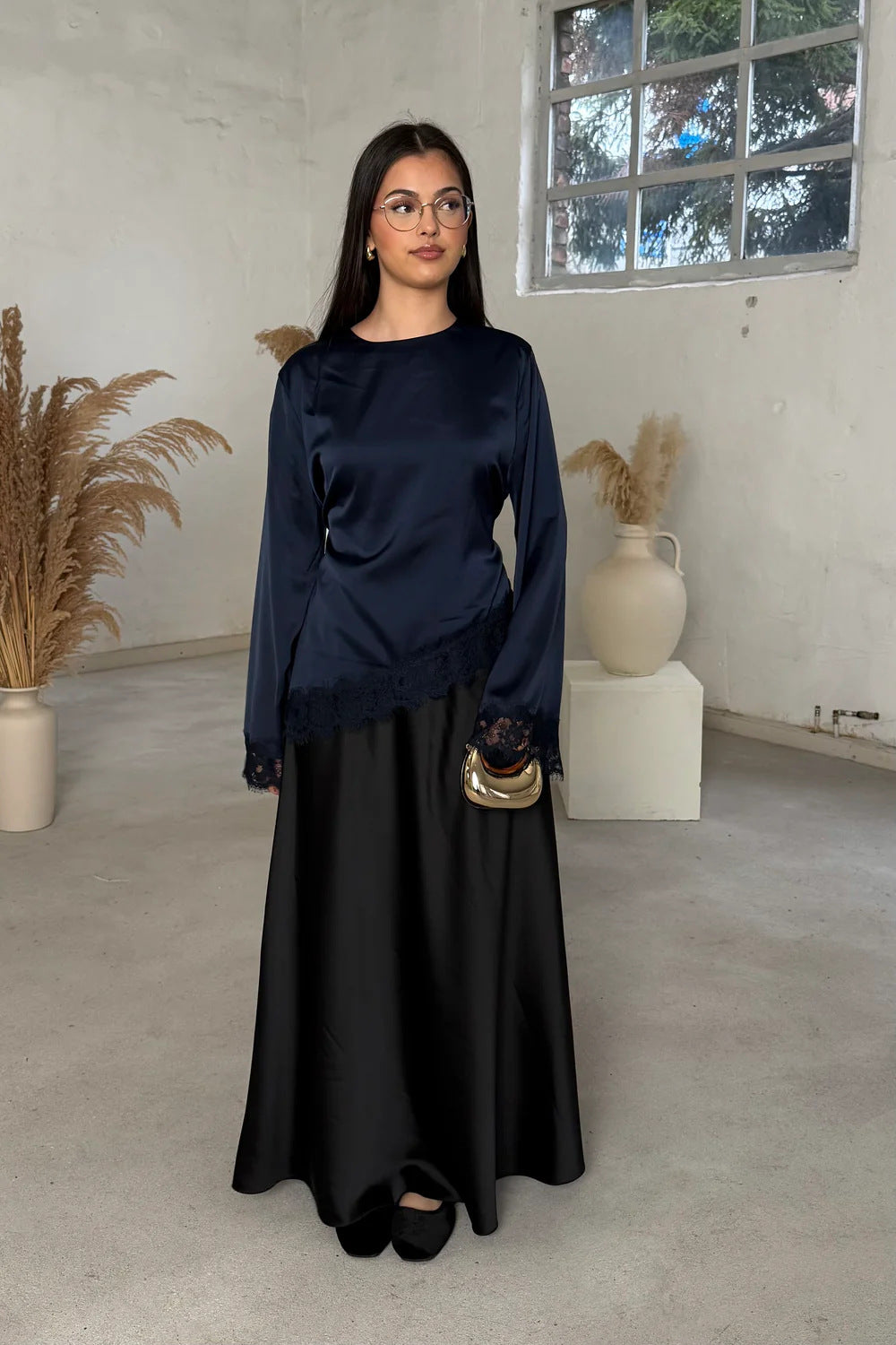 B3788  Round Neck Plain Long Sleeve Irregular Hem Lace Trim Base Layer Top