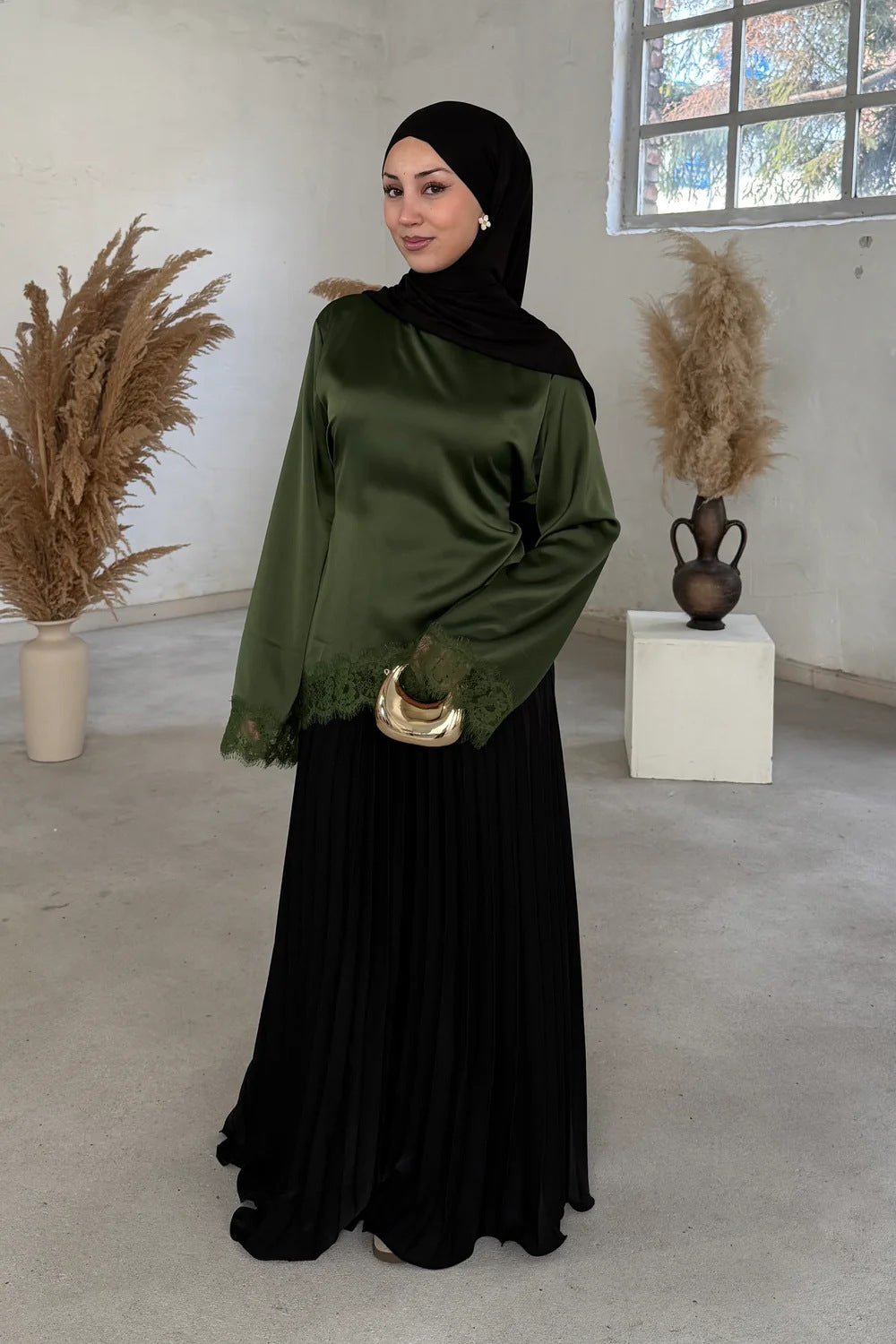 B3788  Round Neck Plain Long Sleeve Irregular Hem Lace Trim Base Layer Top