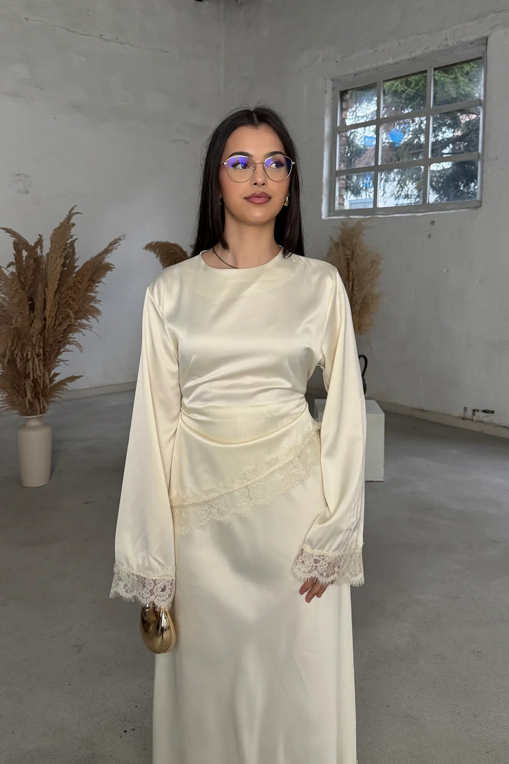 B3788  Round Neck Plain Long Sleeve Irregular Hem Lace Trim Base Layer Top