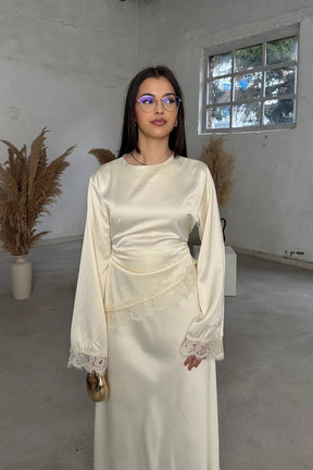 B3788  Round Neck Plain Long Sleeve Irregular Hem Lace Trim Base Layer Top