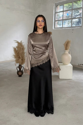 B3788  Round Neck Plain Long Sleeve Irregular Hem Lace Trim Base Layer Top